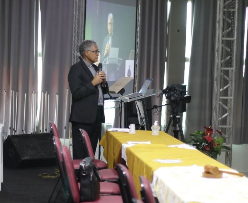 Na devocional e instalao do Conclio, bispo Peres convida conciliares a ter uma vida santificada